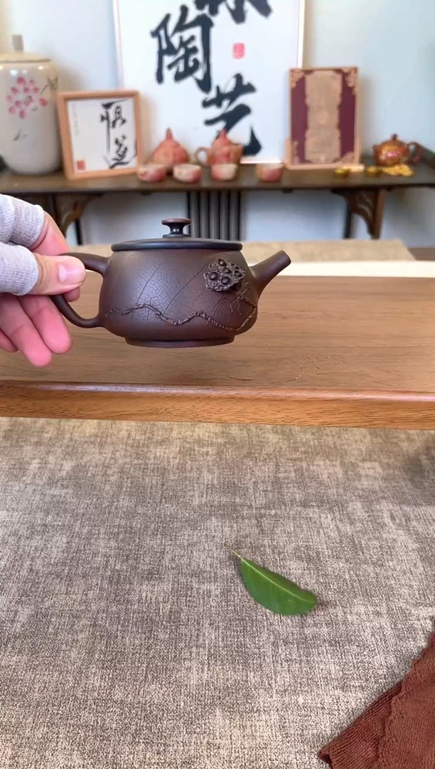 凡*200莲蓬菩提纹壶1个，单壶。