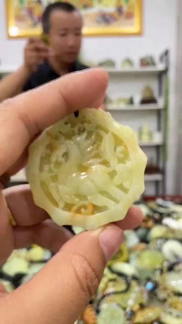 岫玉未镶嵌吊坠