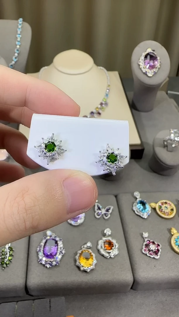 银S925镶嵌透辉石耳钉5mm耳钉简约款