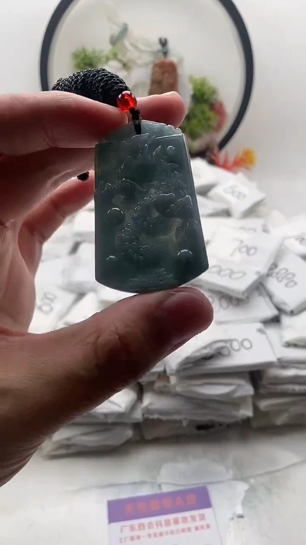 颈饰未镶嵌翡翠龙牌