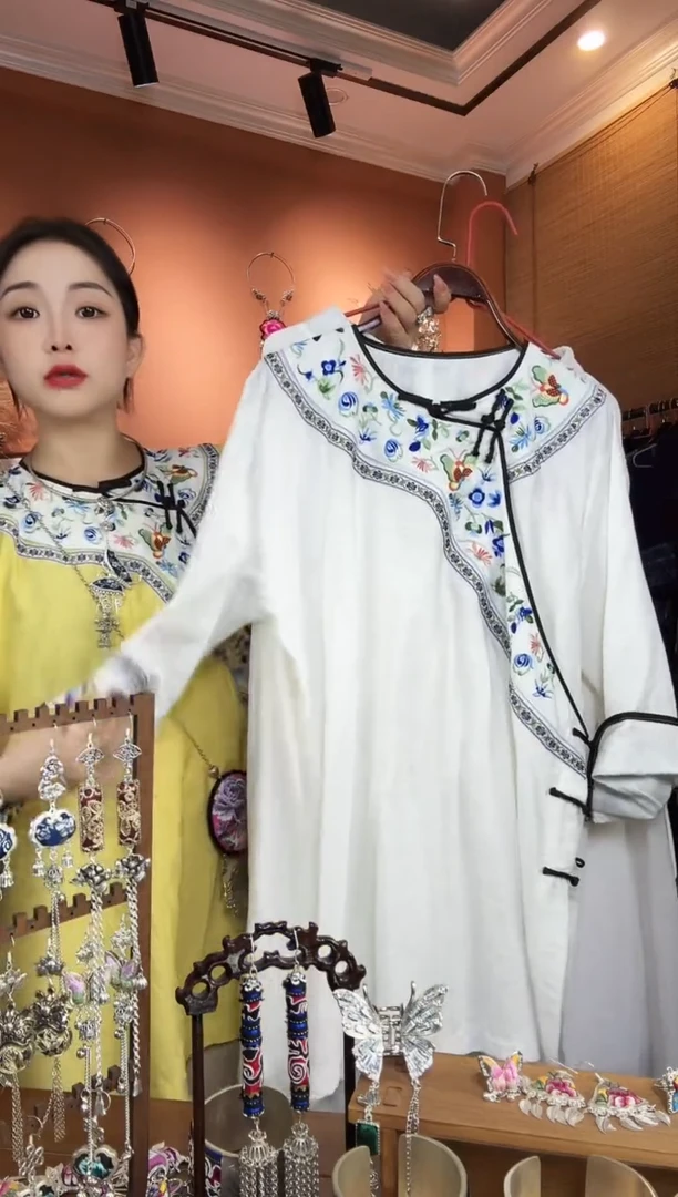 刺绣纯手工民族风苗服