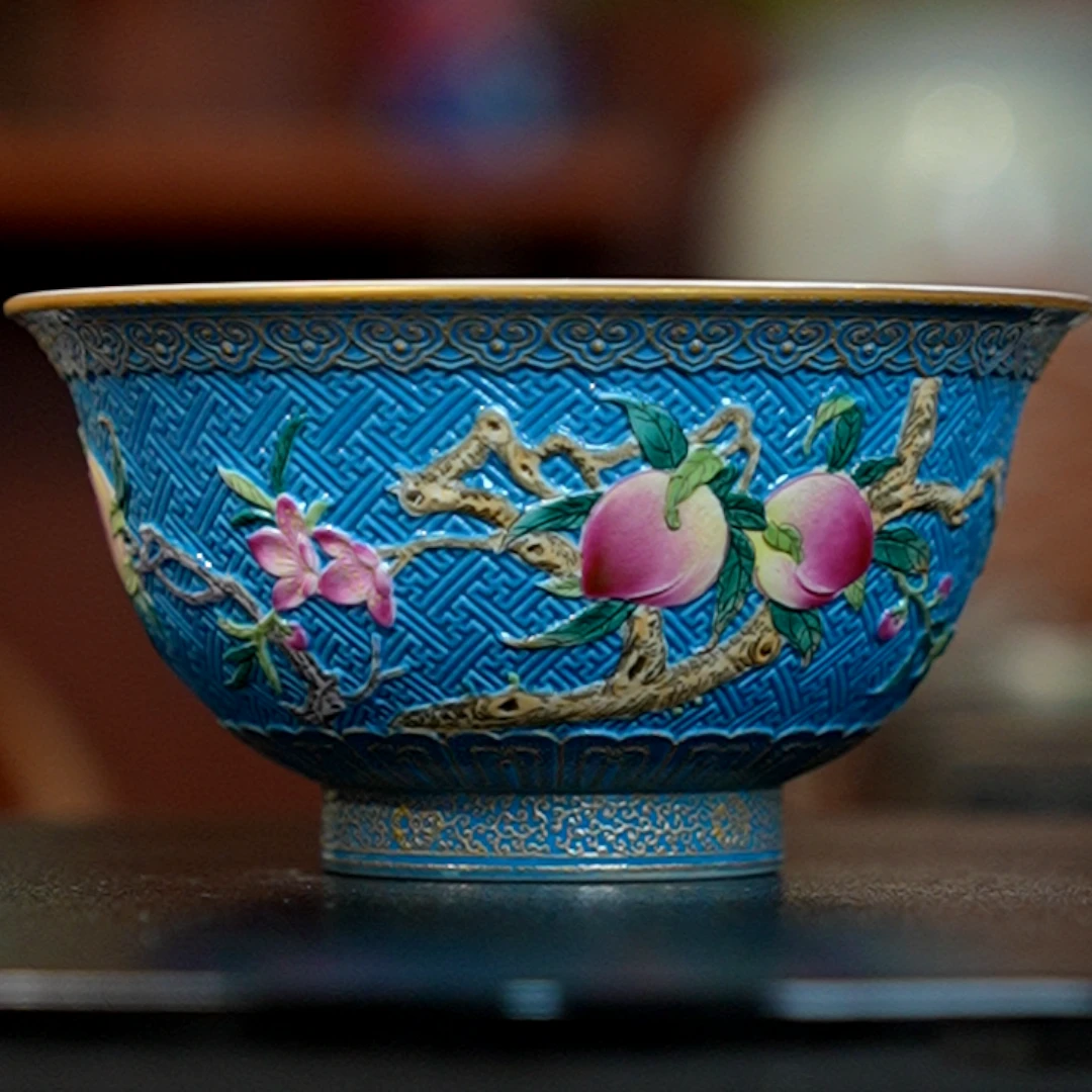 12.24/何平窑/何平窑/蓝色雕刻桃花描金茶碗/180cc