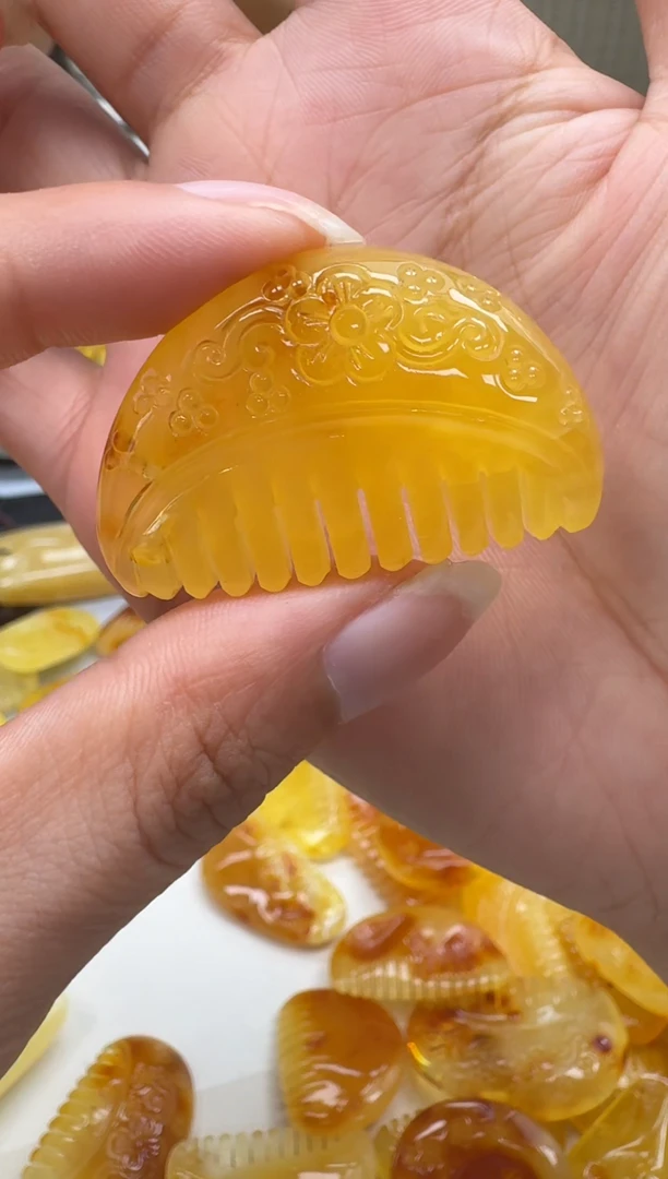 未镶嵌颈饰琥珀如图