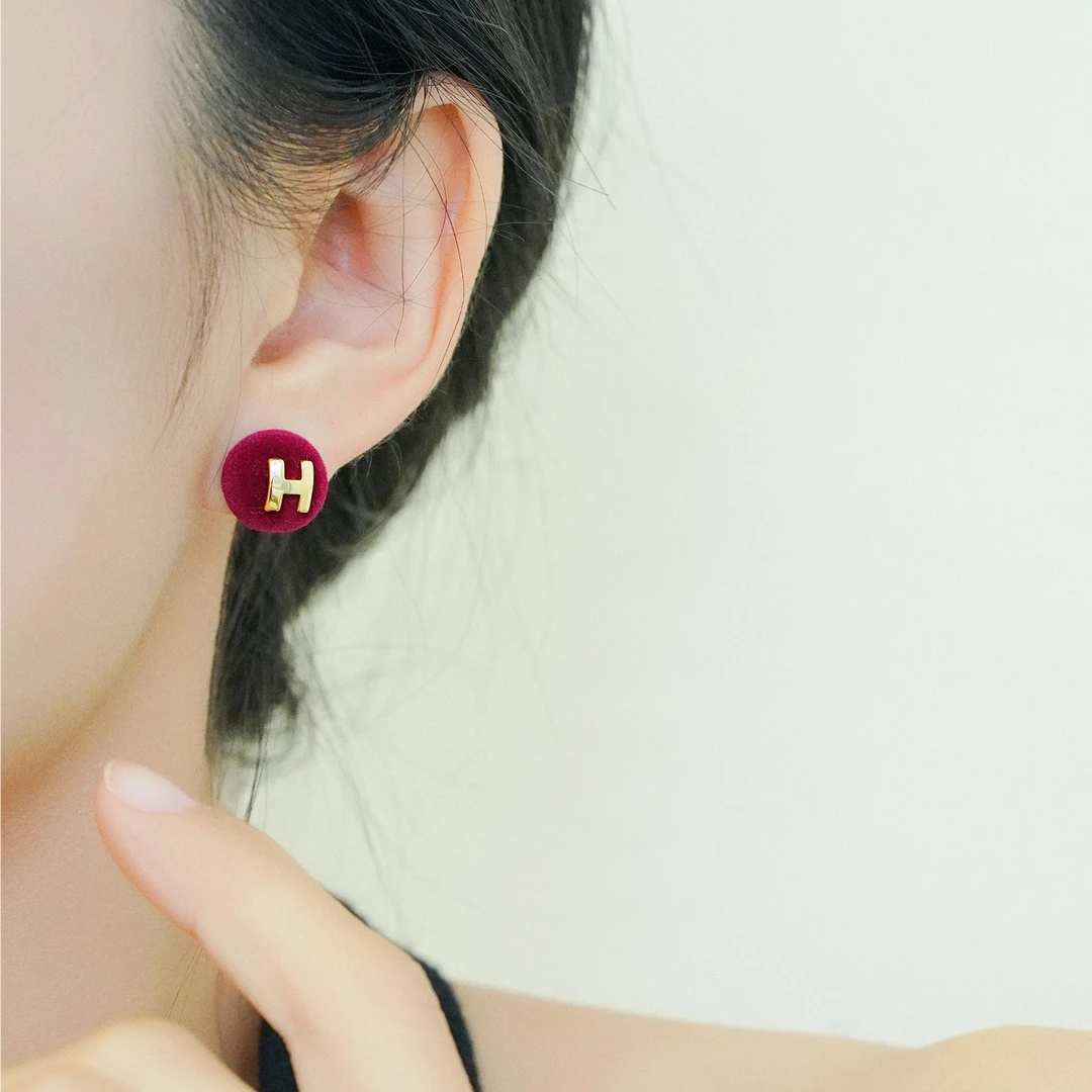 铜合金耳饰 925纯银针酒红色植绒H字母耳环精致字母百搭洋气耳环