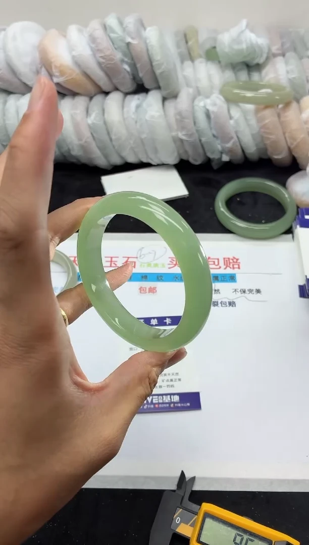 未镶嵌手镯石英质玉122