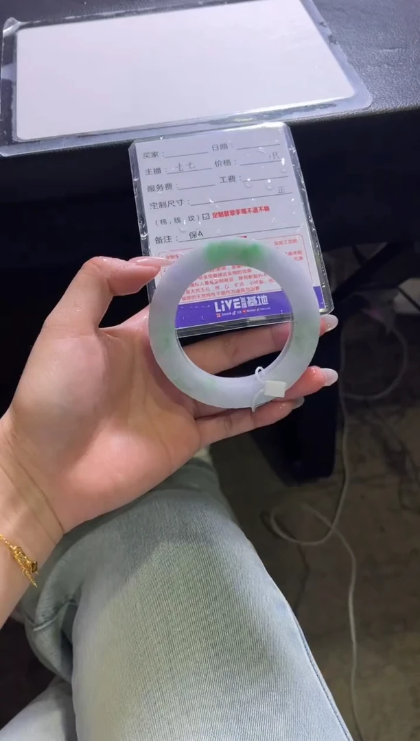 未镶嵌手镯定制翡翠何**。定制手镯不退不换