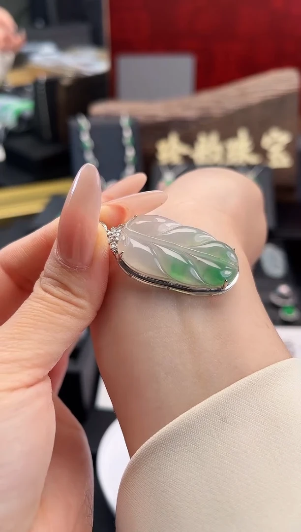翡翠18K金镶嵌颈饰吊坠