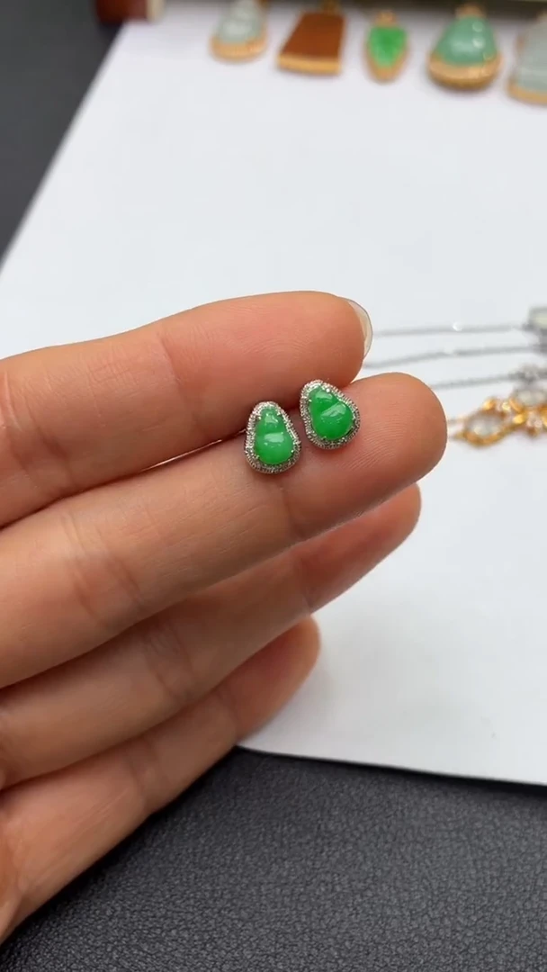 颈饰18K金镶嵌翡翠天然翡翠A货