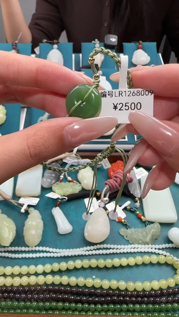 颈饰未镶嵌和田玉吊坠 LR