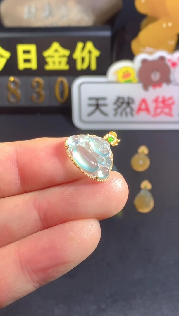 颈饰18K金镶嵌翡翠冲*