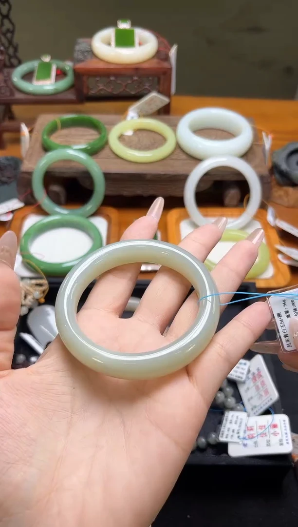 未镶嵌手镯和田玉小*王且末青白 54圈