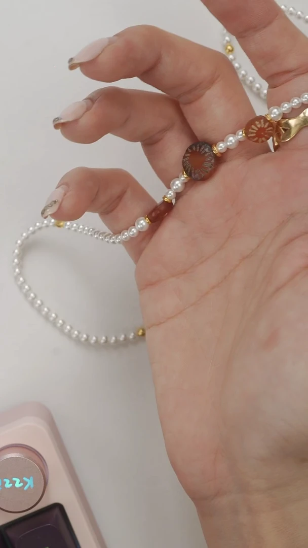 亚克力好看的红项链