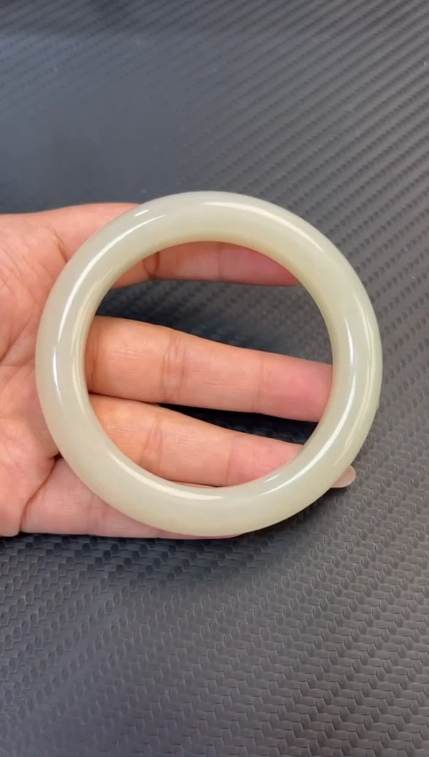 和田玉手镯未镶嵌黑山微色差57+