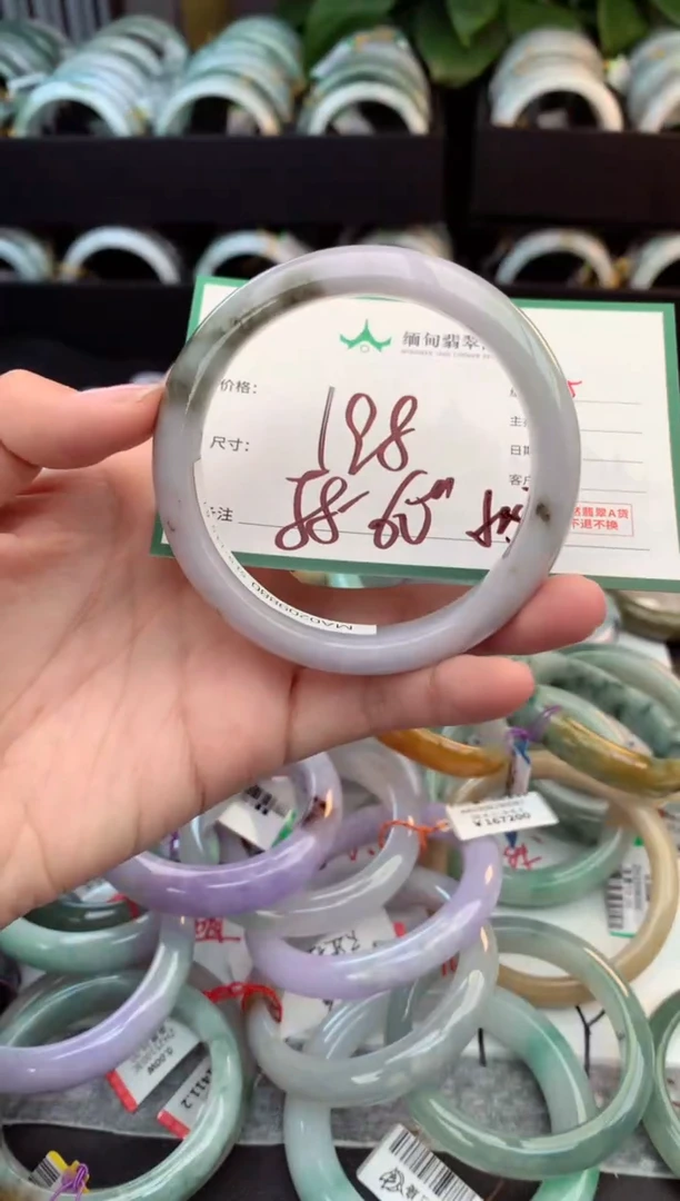 未镶嵌定制翡翠毛货需精细抛光+多人