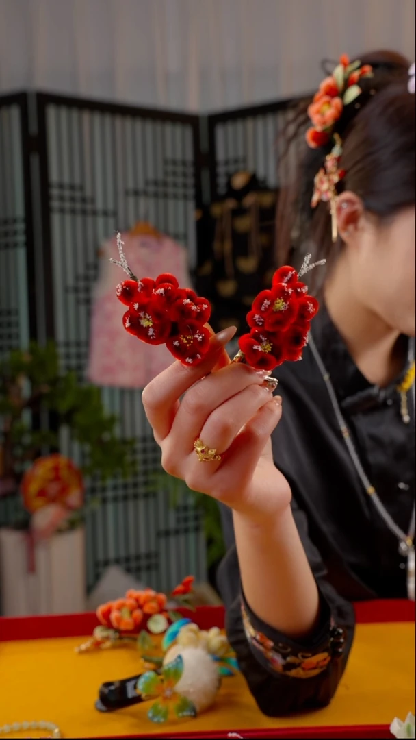 刺绣非遗绒花饰品