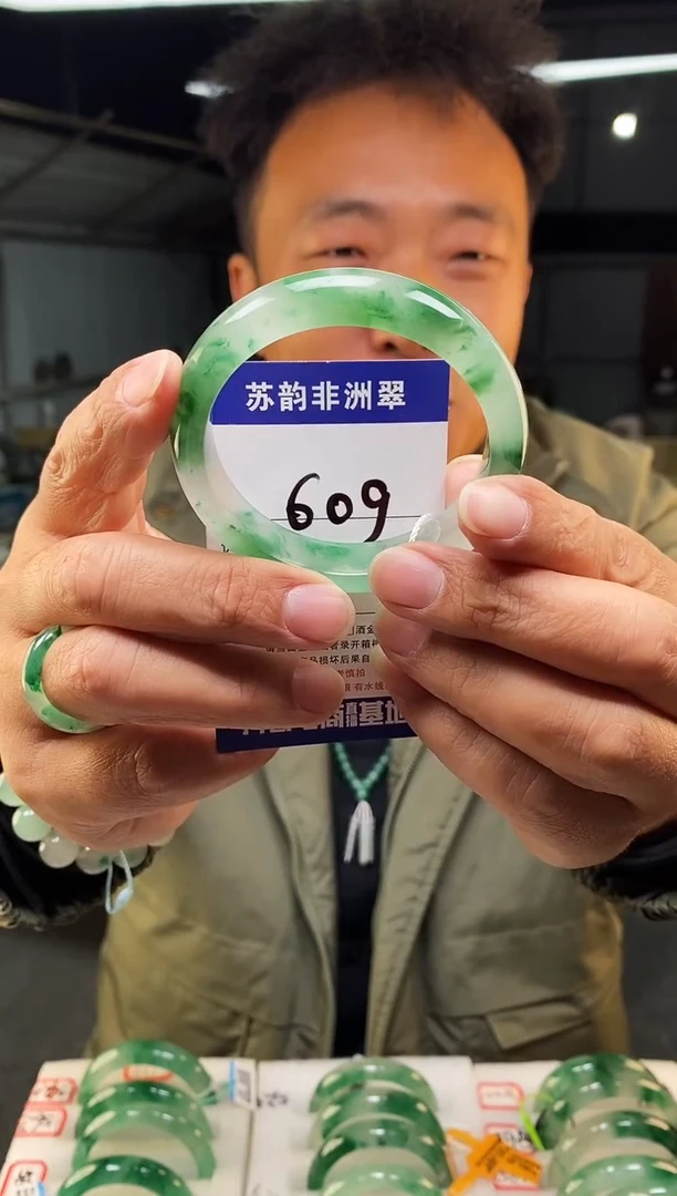 未镶嵌手镯石英质玉（非洲翠）55