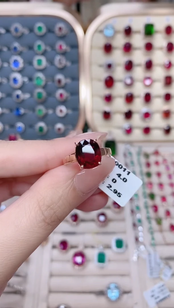 18K金镶嵌碧玺戒指碧玺4CT