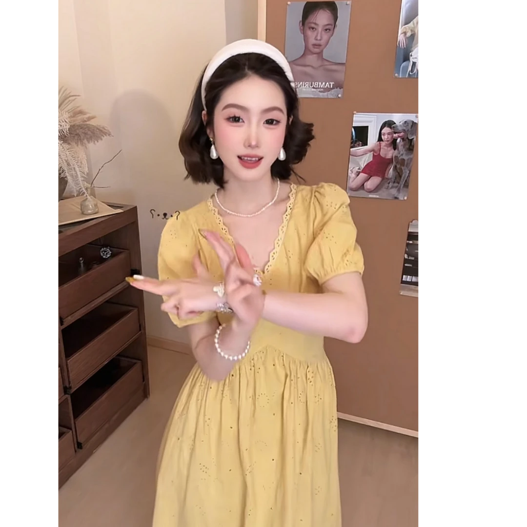 2025夏季上新阳光女孩V领刺绣镂空花花海边度假气质高腰连衣裙