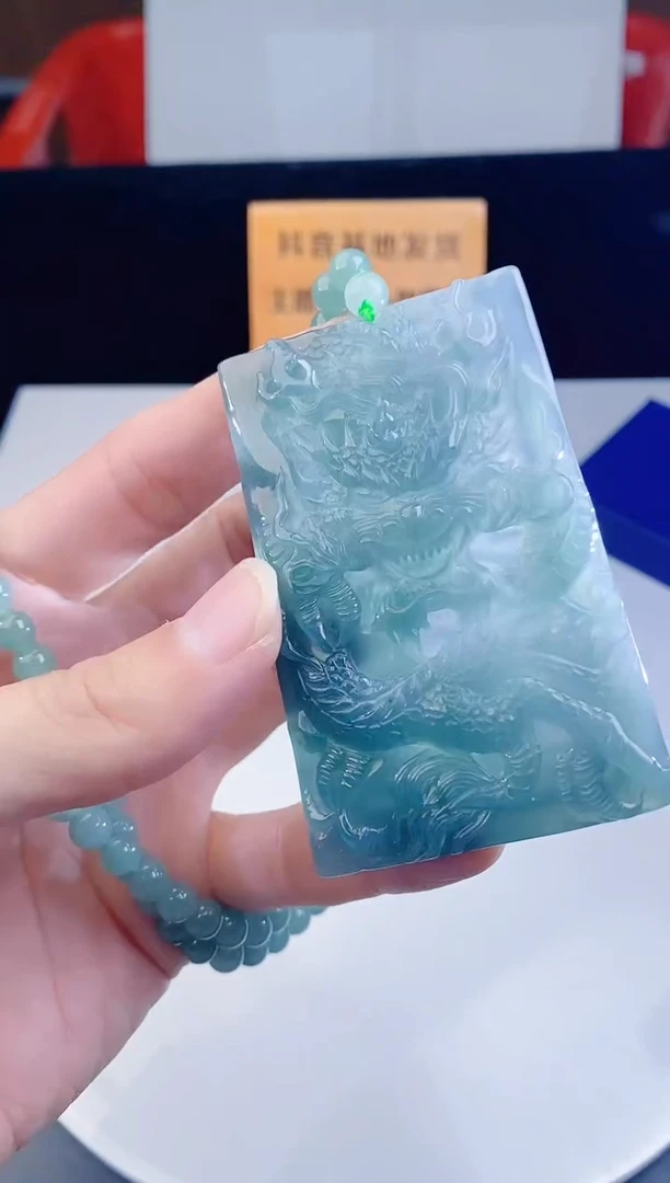 颈饰未镶嵌翡翠·
