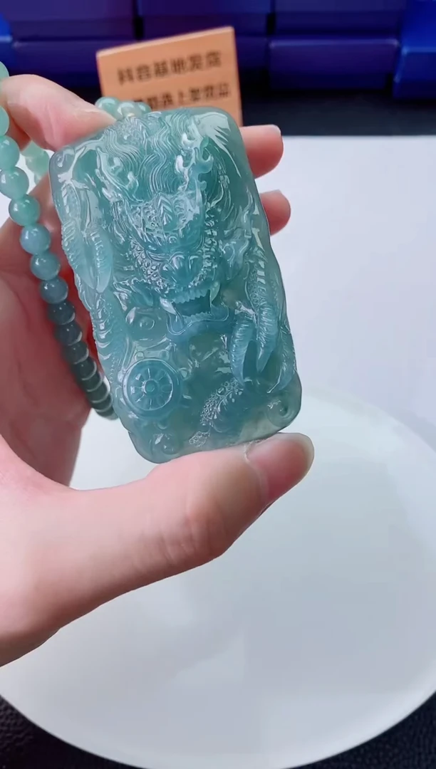 翡翠未镶嵌颈饰  `