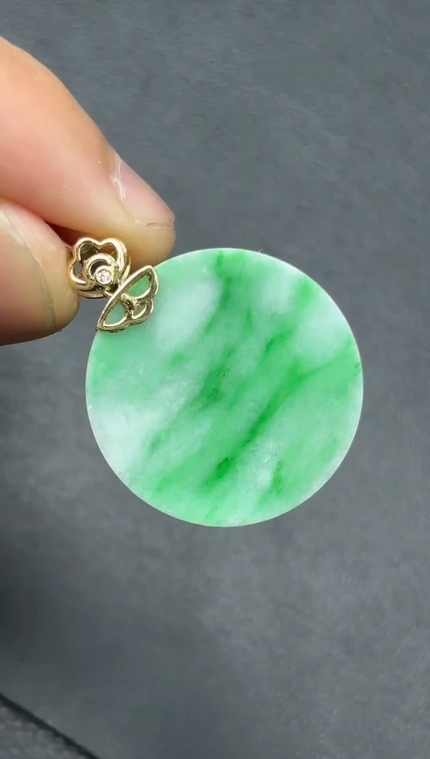 颈饰18K金镶嵌翡翠无事牌