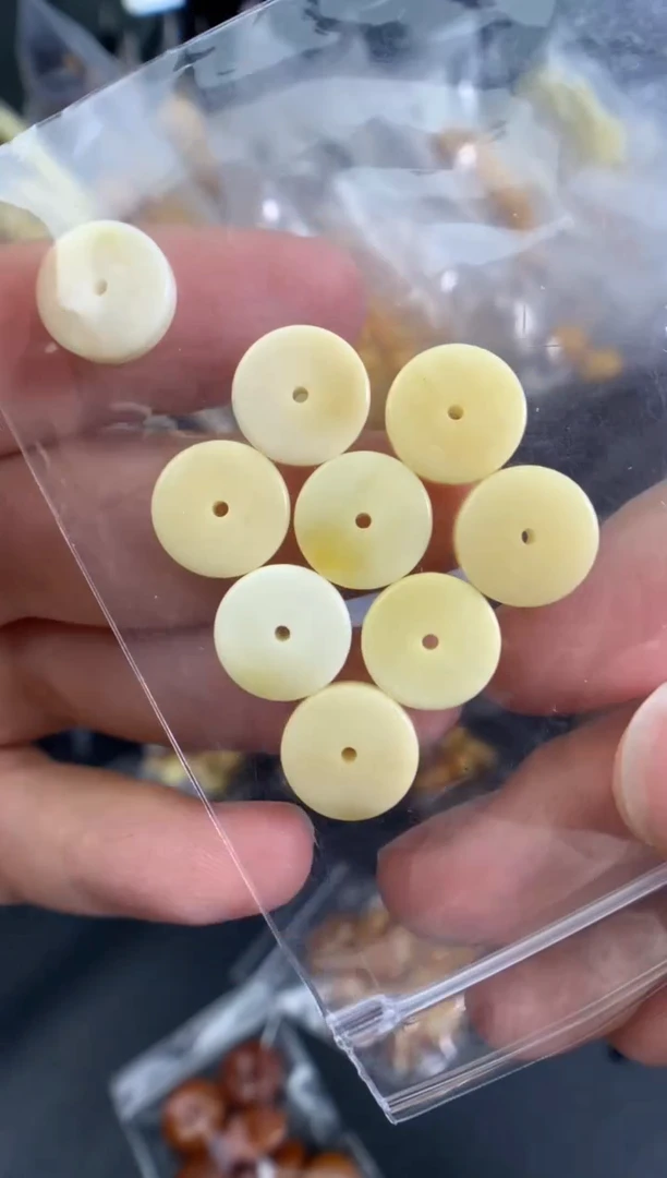 蜜蜡未镶嵌珠宝奇石多样性发一件