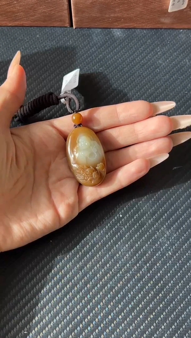 吊坠(赠链)未镶嵌和田玉若羌微色差吊坠