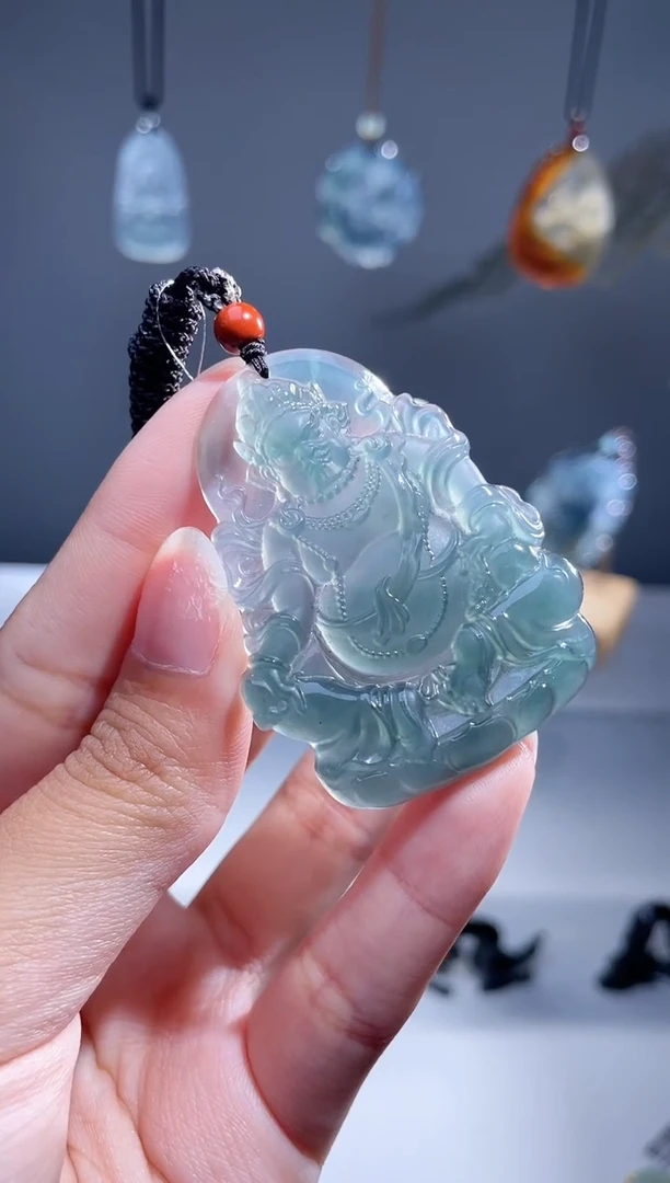 翡翠未镶嵌颈饰黄财神