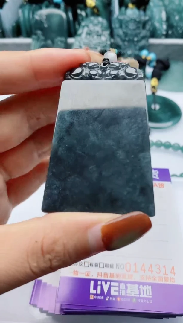 颈饰未镶嵌翡翠