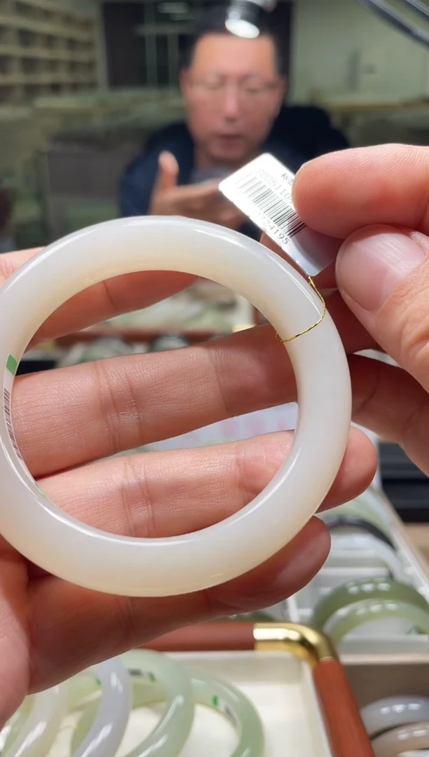 未镶嵌手镯和田玉57-58圈口 4195