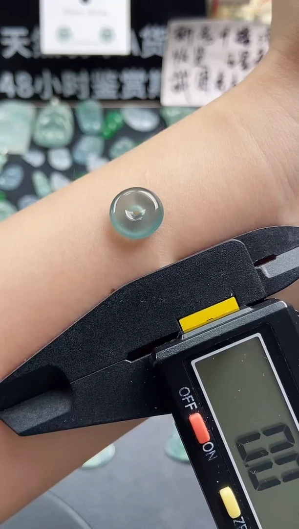 翡翠未镶嵌颈饰平安扣