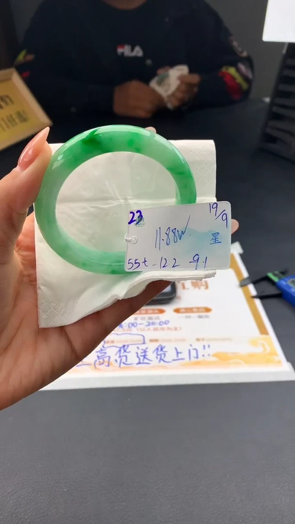 未镶嵌手镯翡翠自带#送人#，联系客服核对地址~