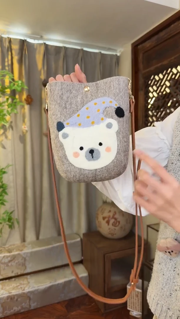 羊毛非遗羊毛毡包 手机包灰小熊