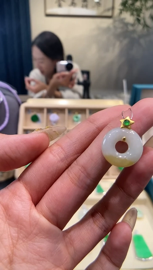 【闪购商品】翡翠吊坠(不含链)18K金镶嵌甜甜圈