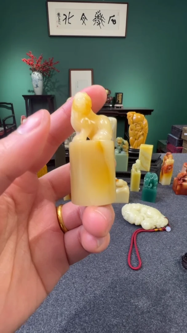 【闪购商品】寿山石黄白芙蓉瑞兽钮