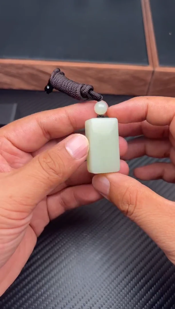 吊坠(赠链)未镶嵌和田玉且末微色差迪克兰二细