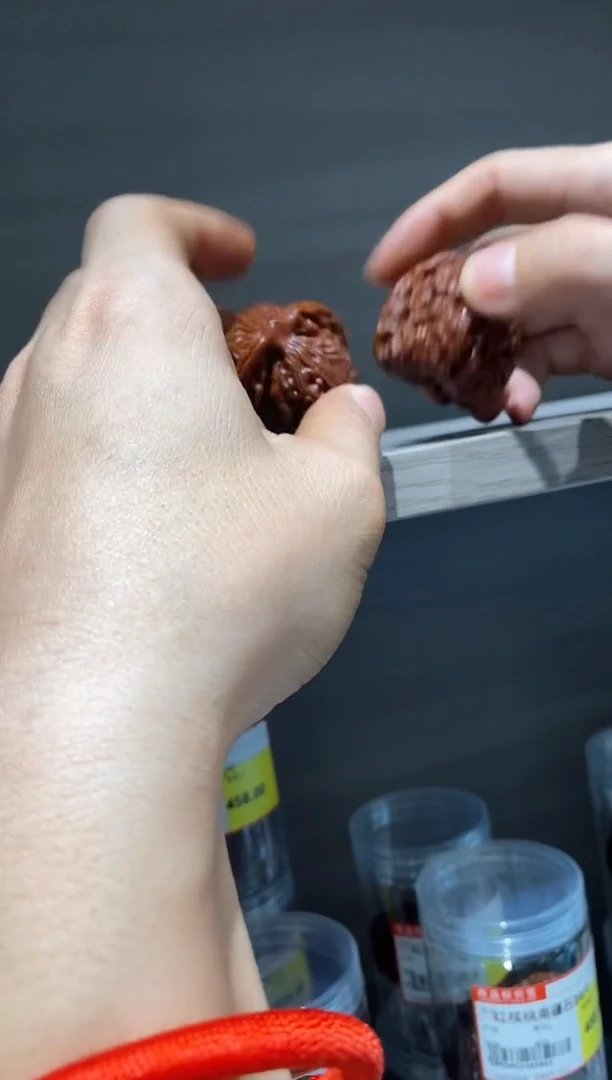 文玩核桃把件红核桃全品南疆石40左右