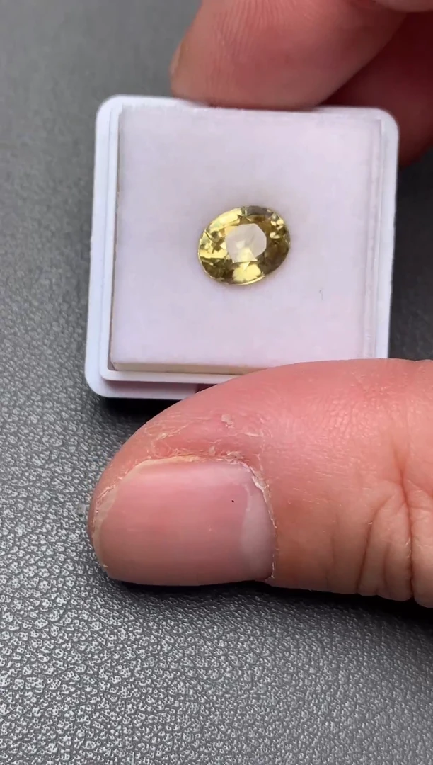 未镶嵌天然锆石裸石3.06克拉