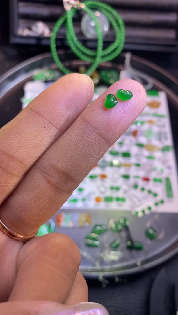 翡翠挂件未镶嵌爱心