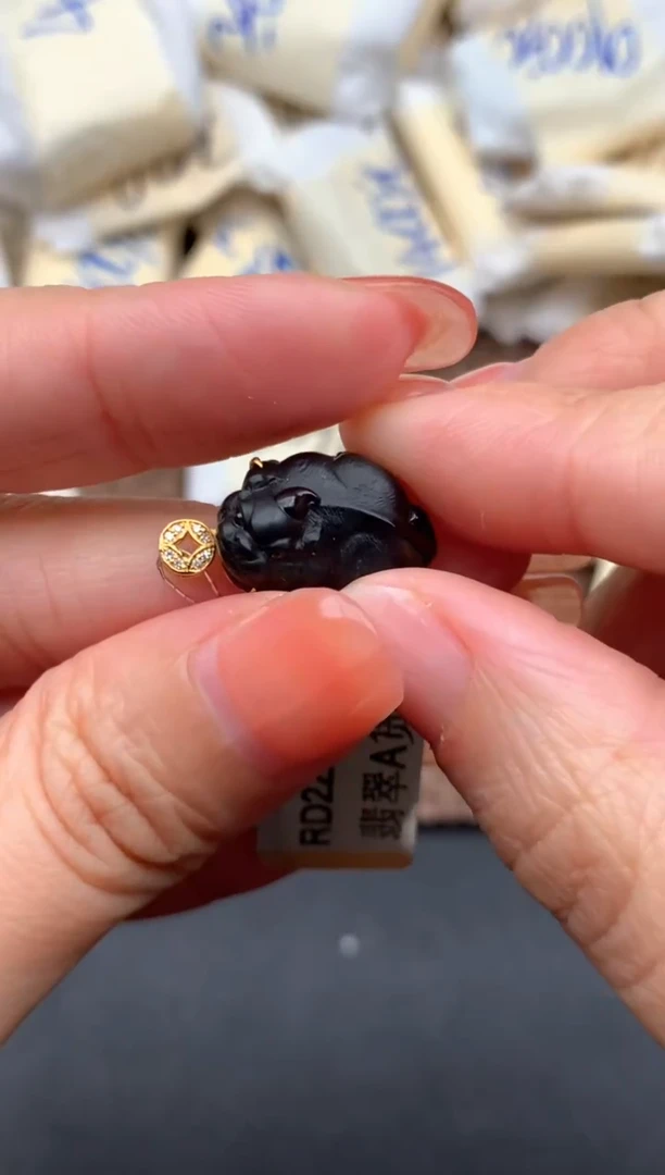 18K金镶嵌挂件翡翠1