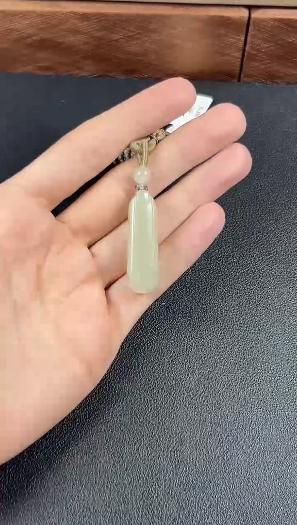 和田玉未镶嵌吊坠(赠链)且末微色差迪克兰一细吊坠