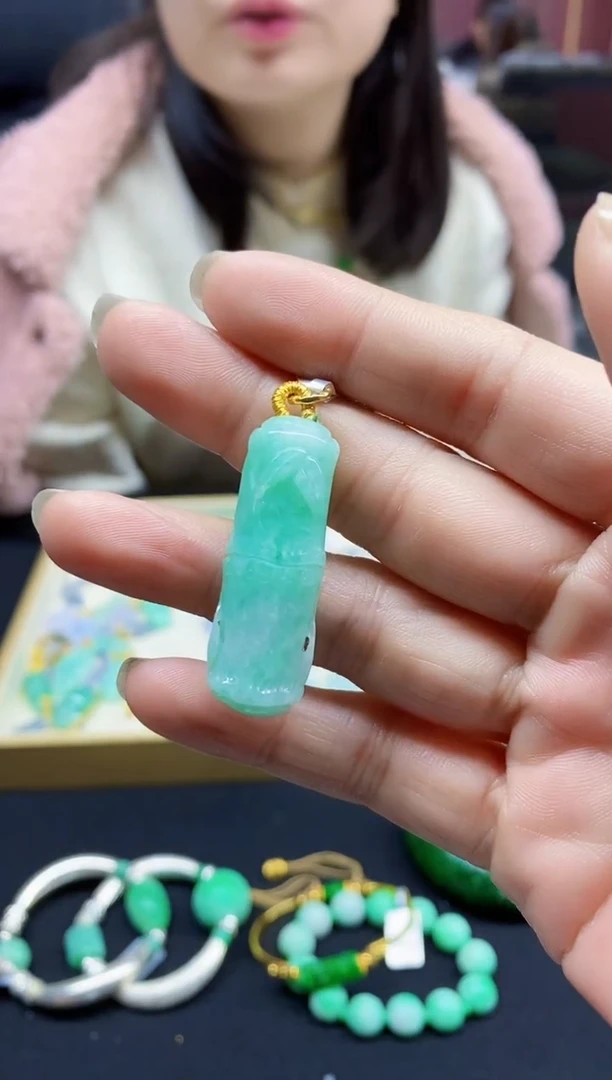 颈饰未镶嵌翡翠吊坠-126