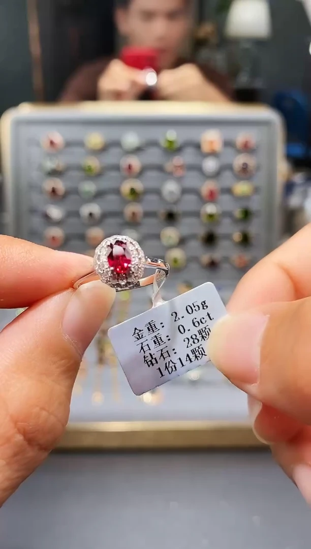 18K金镶嵌戒指红宝石0.6..