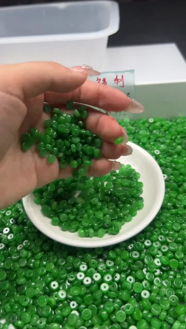 翡翠未镶嵌颈饰w1700辣绿翡算盘6*3mm*30颗