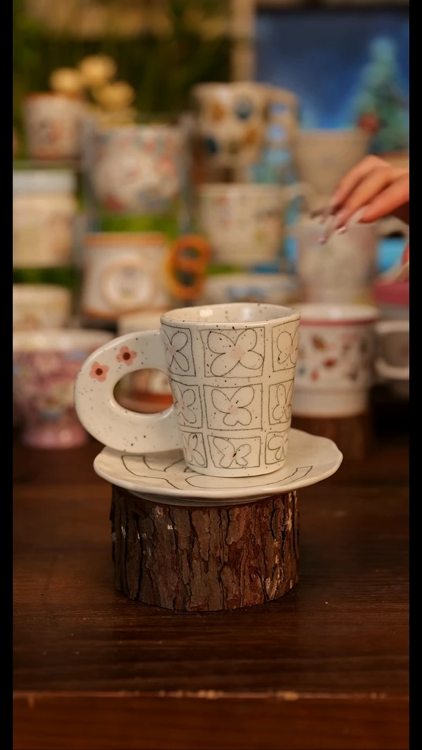 手绘釉夏彩手捏粗陶杯子