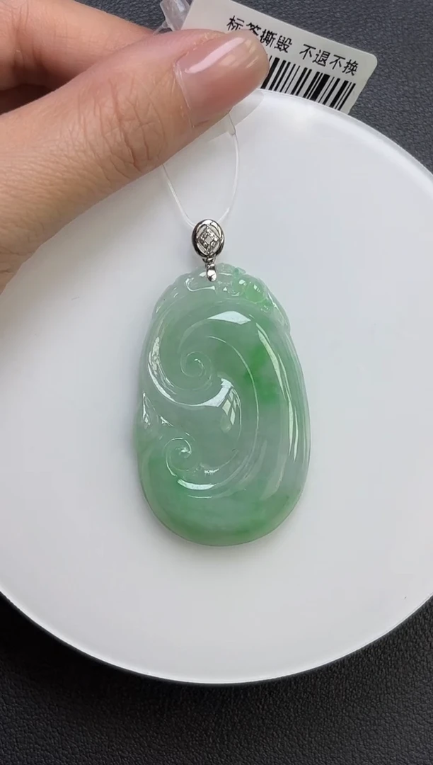 颈饰18K金镶嵌翡翠如意