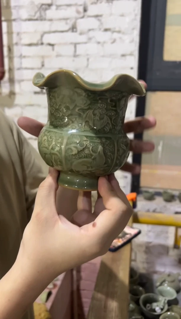 耀州窑青瓷花口鼓腹尊