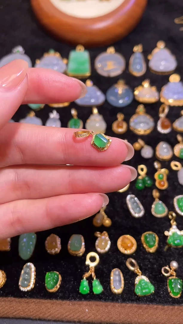 颈饰18K金镶嵌翡翠湯****）天然a货翡翠