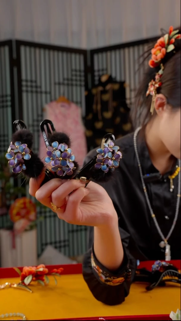 刺绣非遗绒花饰品