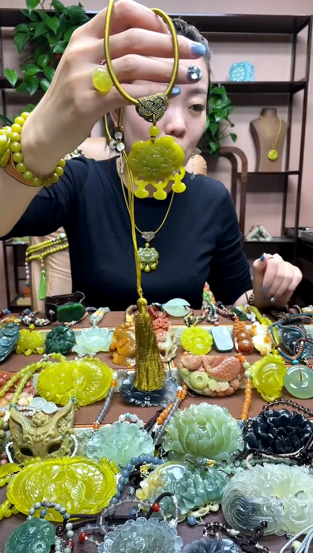 未镶嵌岫玉颈饰多样性发货发其中之一